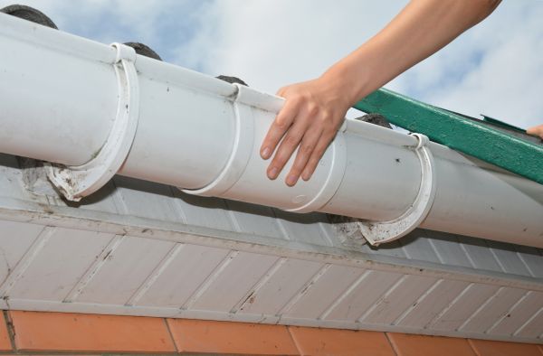 Gutter Reattachment in Flint